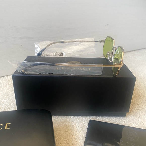 SOLD **BRAND NEW VERSACE SUNGLASSES** - Picture 8 of 11